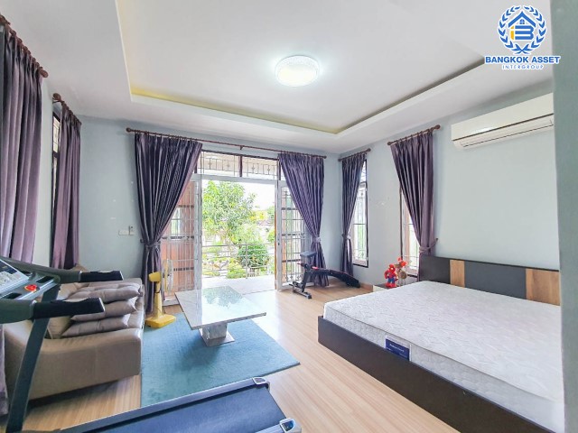 *****บ้านเดี่ยวมือสอง ซอยศิริเกษม17 พุทธมณฑลสาย3 เนื้อที่กว้างขวางมากถึง 158.30 ตร.ว. มาพร้อมฟังก์ชัน 2 ห้องนอน 3 ห้องน้ำ ที่จอดรถ 3 คัน ต่อเติมครบ พร้อมเข้าอยู่ได้ทันที ตั้งบนทำเลเดินทางสะดวก ใกล้รถไฟฟ้าสายสีน้ำเงิน "สถานีบางหว้า" ใกล้ทางด่วน "ศรีรัช"  จองเลย!